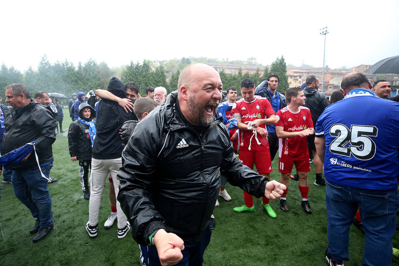 La eufórica celebración del ascenso del Covadonga