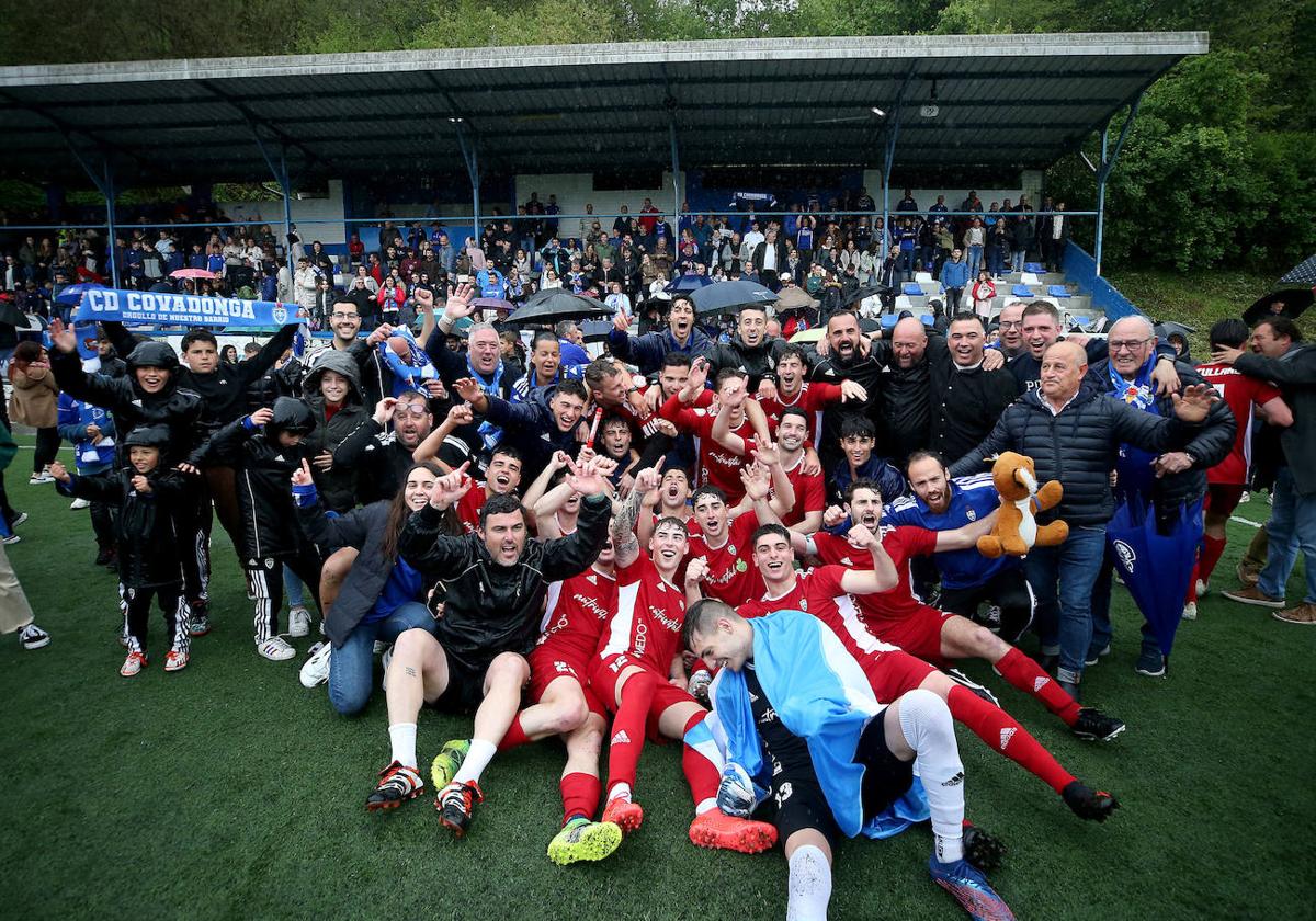 El Covadonga celebra el ascenso directo a Segunda RFEF en el césped.