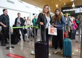 Pasajeros en el Aeropuerto de Asturias procedentes de Fráncfort.