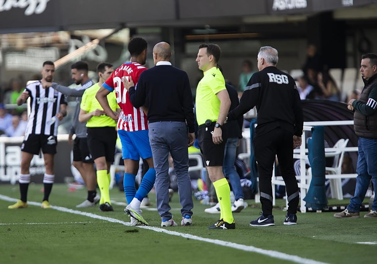 Mario Cotelo, el sábado, tratando de animar a Jonathan Varane tras su expulsión en Cartagonova.