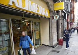 Imagen de archivo del supermercado Alimerka en la calle de los Moros, en Gijón.