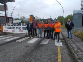 Miembros de CC OO, esta mañana, a las puertas de la factoría.