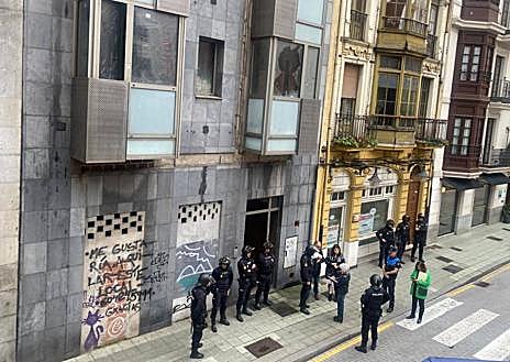 Imagen secundaria 1 - Desalojan el edificio de la plaza del Presi después de ocho años de problemas vecinales