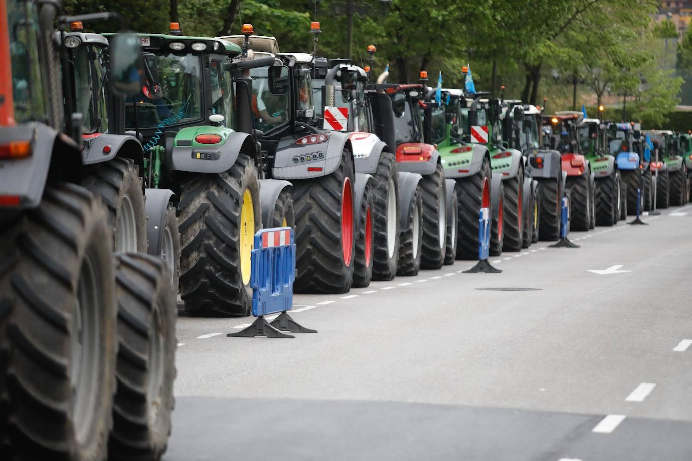 Tractorada de protesta del campo asturiano en las calles de Oviedo