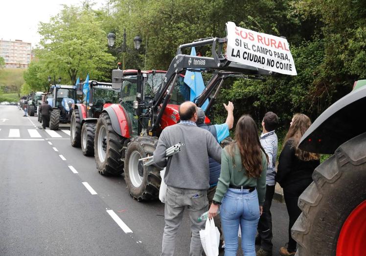 Imagen principal - El campo asturiano se planta en el centro de Oviedo: «Estamos al límite»