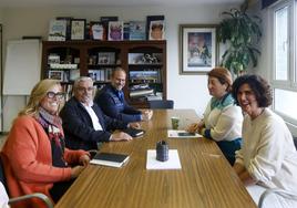 Lara Martínez, Floro y Tino Vaquero, reunidos con Carmen Moreno y Sara Menéndez.