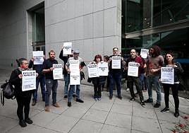Militantes del sector crítico de Podemos se concentraron ayer a las puertas de la Junta Electoral.