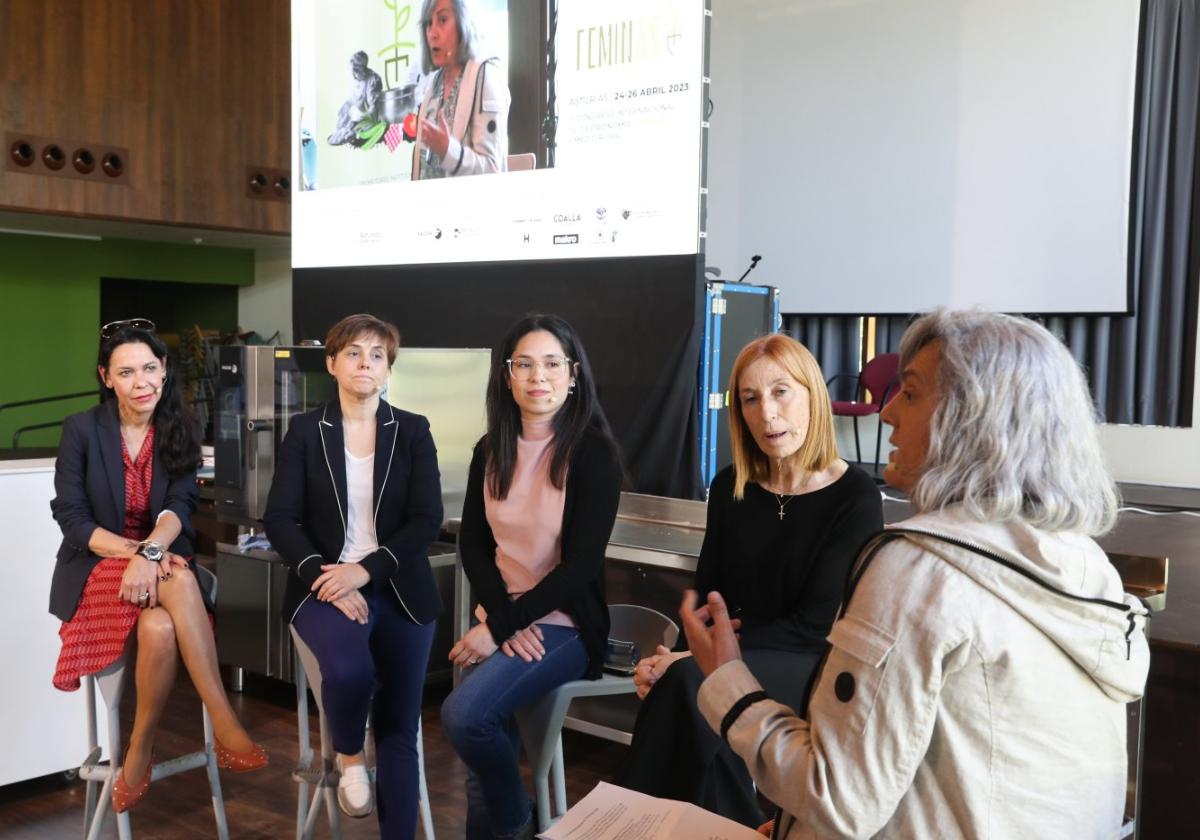 Iratxe Miranda, Noemí Martínez, Delia Melgarejo y Montse Serra con Nieves Caballero.