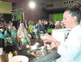 María Cano cocina durante su intervención en FéminAs. fotos: d. arienza