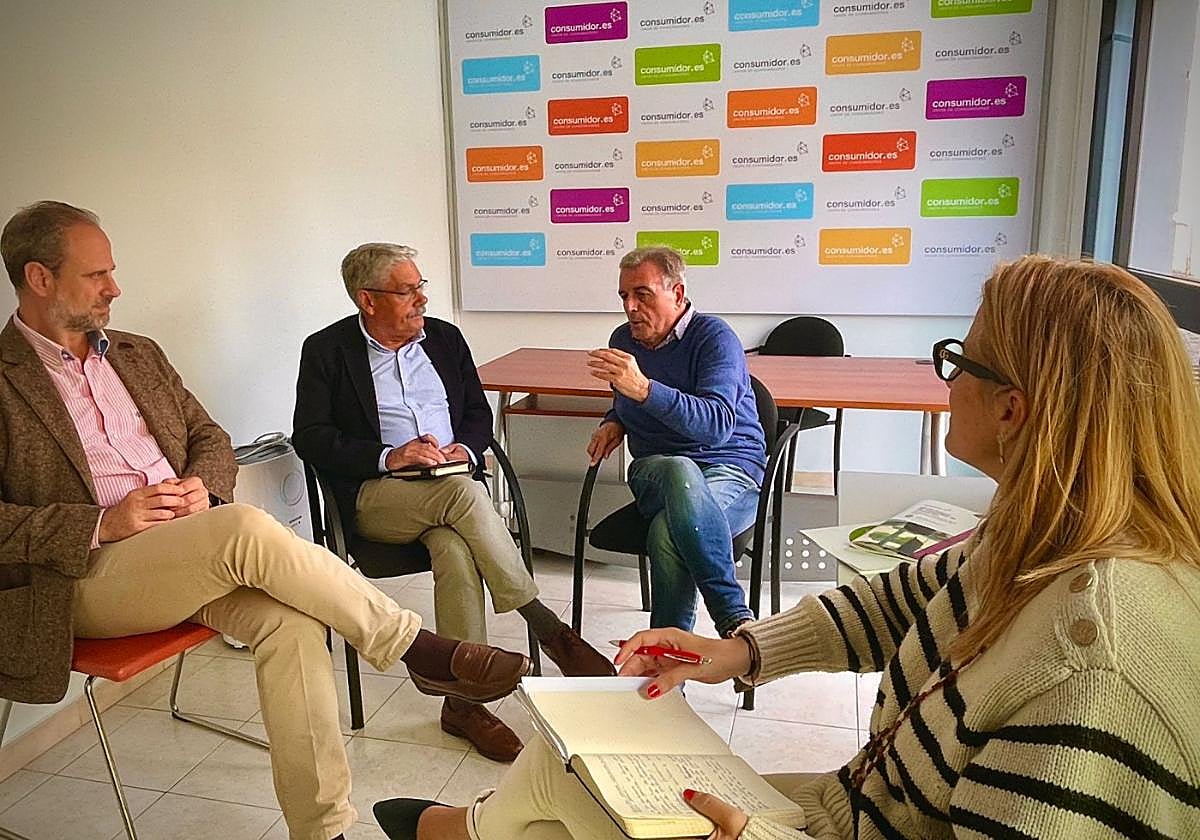 Los miembros de la lista del PSOE, Floro, Tino Vaquero y Lara Martínez, reunidos con Dacio Alonso, presidente de la Unión de Consumidores.