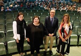 La concejala Lourdes García; Paloma Pacho, del Colegio Oficial de Médicos; el consejero Pablo Fernández; y la pediatra María Ángeles Ordóñez, minutos antes de inaugurarse el Congreso.