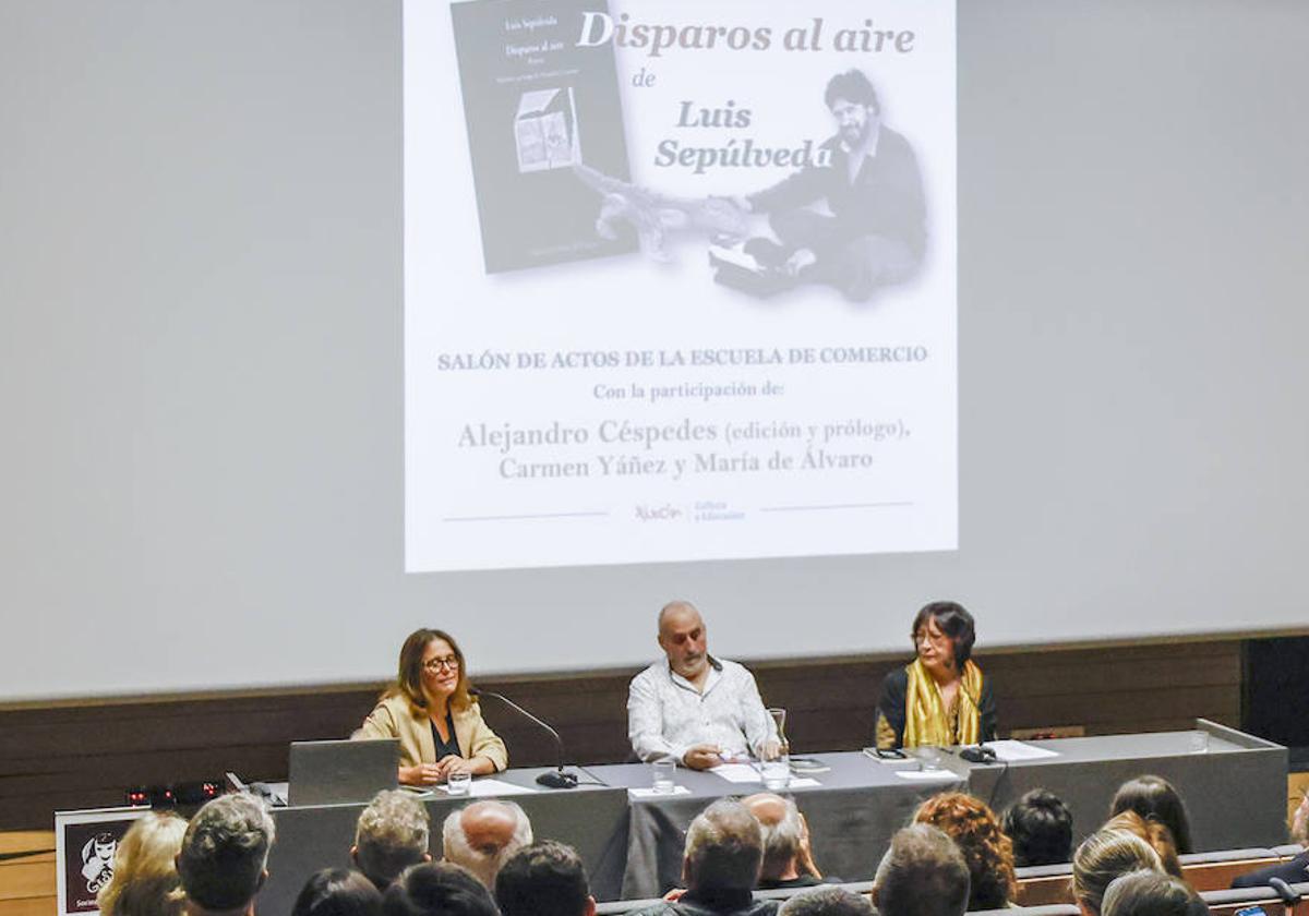 María de Álvaro, Alejandro Céspedes y Carmen Yáñez, ayer en la Escuela de Comercio.