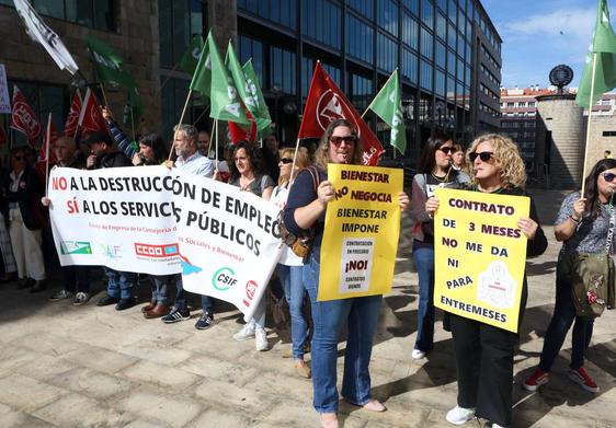 Manifestación de trabajadores de Derechos Sociales y Bienestar frente a la Consejería.