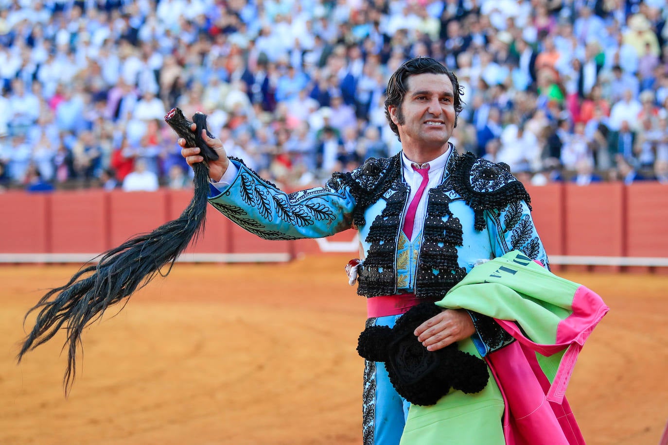 Morante de la Puebla luce su trofeo.