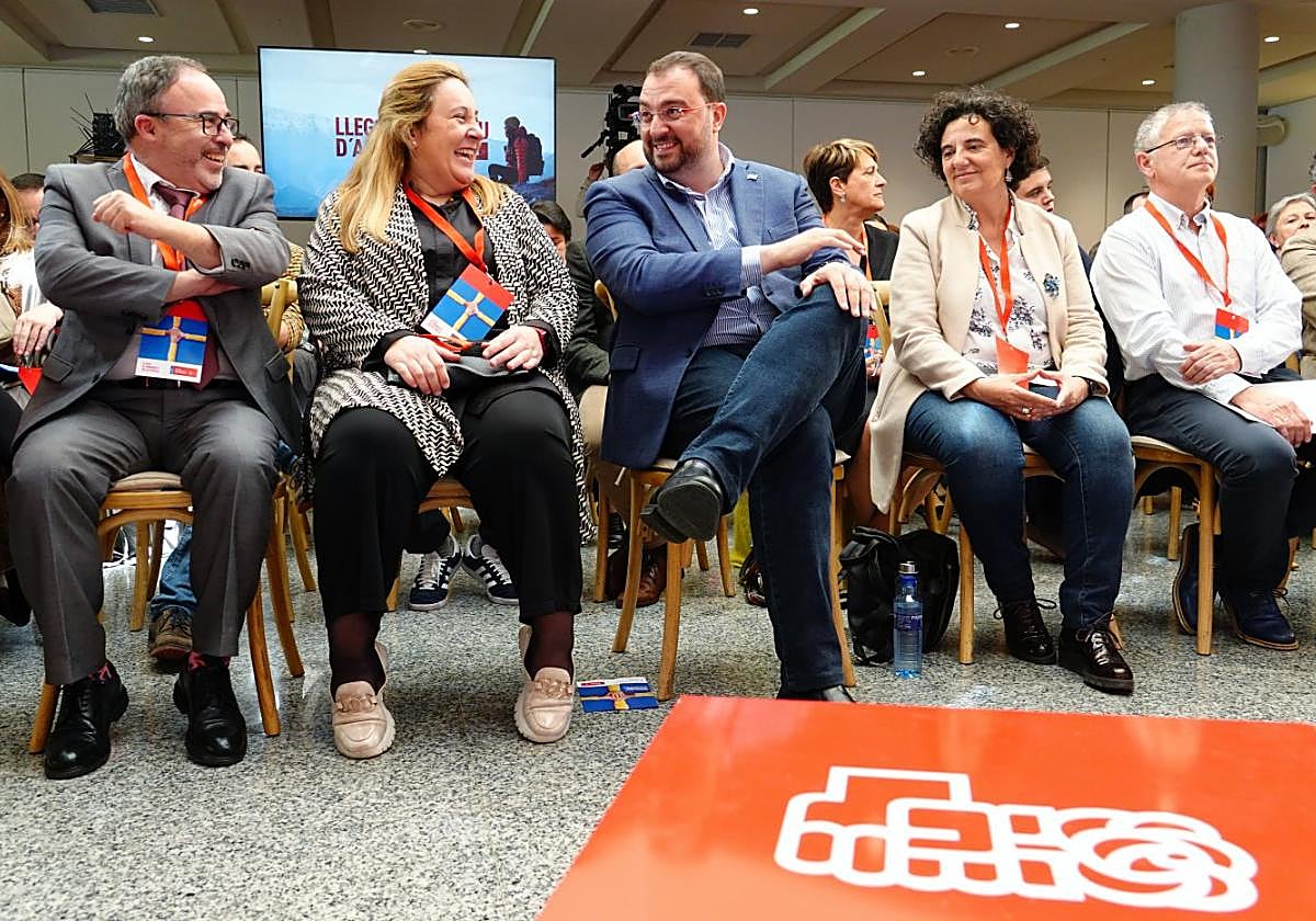 Barbón, entre las consejeras de Educación y Cultura, en la clausura de las jornadas, celebradas en Cangas de Onís.