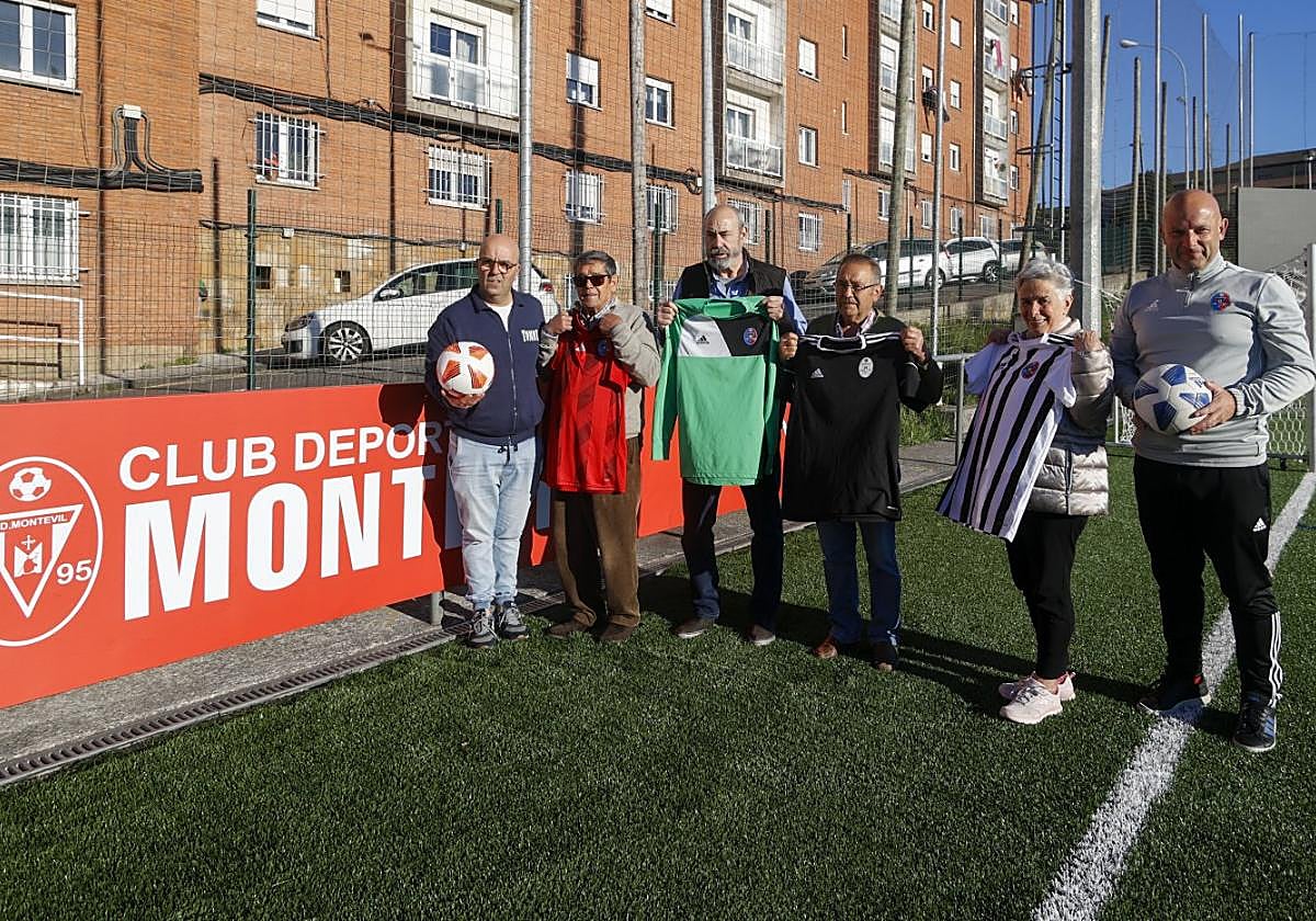 Pablo Gallego y José Vallín, presidente y coordinador del Área Social del Club Deportivo Montevil respectivamente, flanquean a los miembros de la directiva de la Asociación de Pensionistas y Jubilados Hogar La Amistad de Contrueces Pepe Vázquez (secretario), Joaquín Casanova (presidente), Rufino Álvarez (vicepresidente) y Alegría Tejerina (tesorera), en el campo municipal de La Llosa.