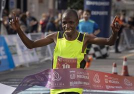 Los atletas keniatas Nehemiah Kipyegon y Peter Kariuki, grandes favoritos al triunfo.