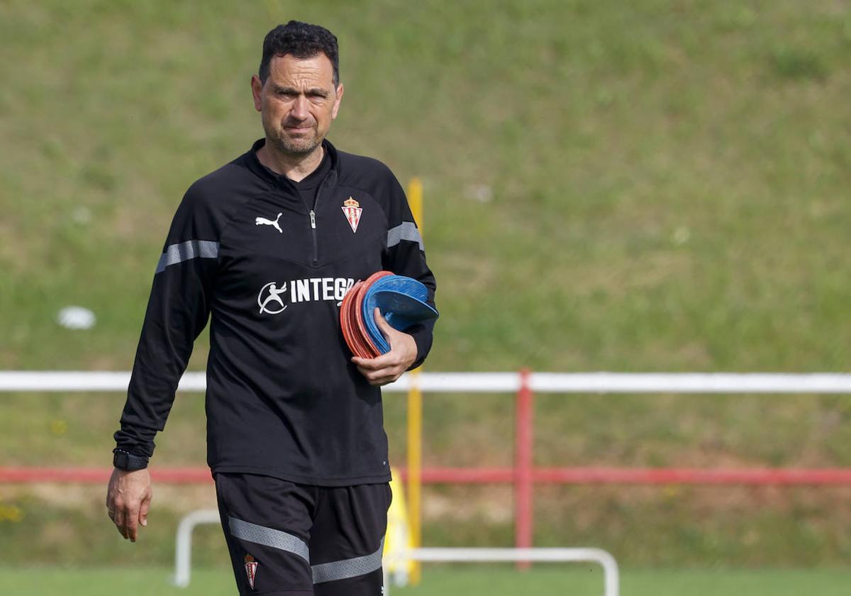 Dani Mori en un entrenamiento del Sporting B.