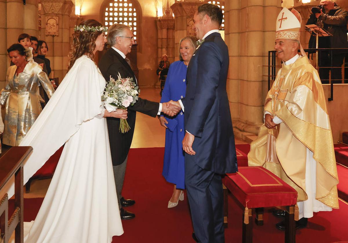 Ángela Pumariega, a su llegada al altar, donde la esperaba Alejandro Muscat y Kike Figaredo, que ofició la ceremonia.