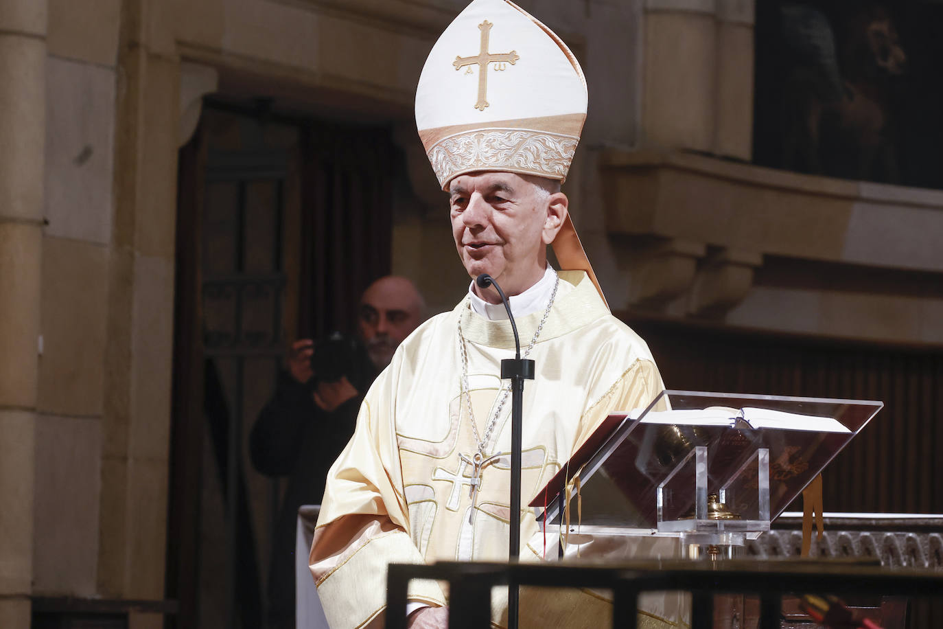 Ángela Pumariega sella su amor en San Pedro