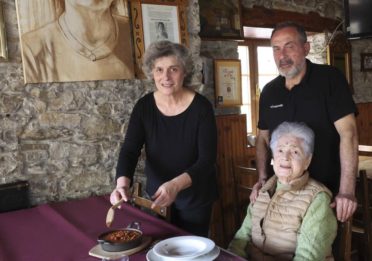 Isabel y Luis Fernández Álvarez, con Maruja, fundadora del conocido local.