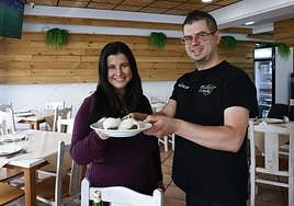 Santiago y Natalia en su remozado establecimiento.