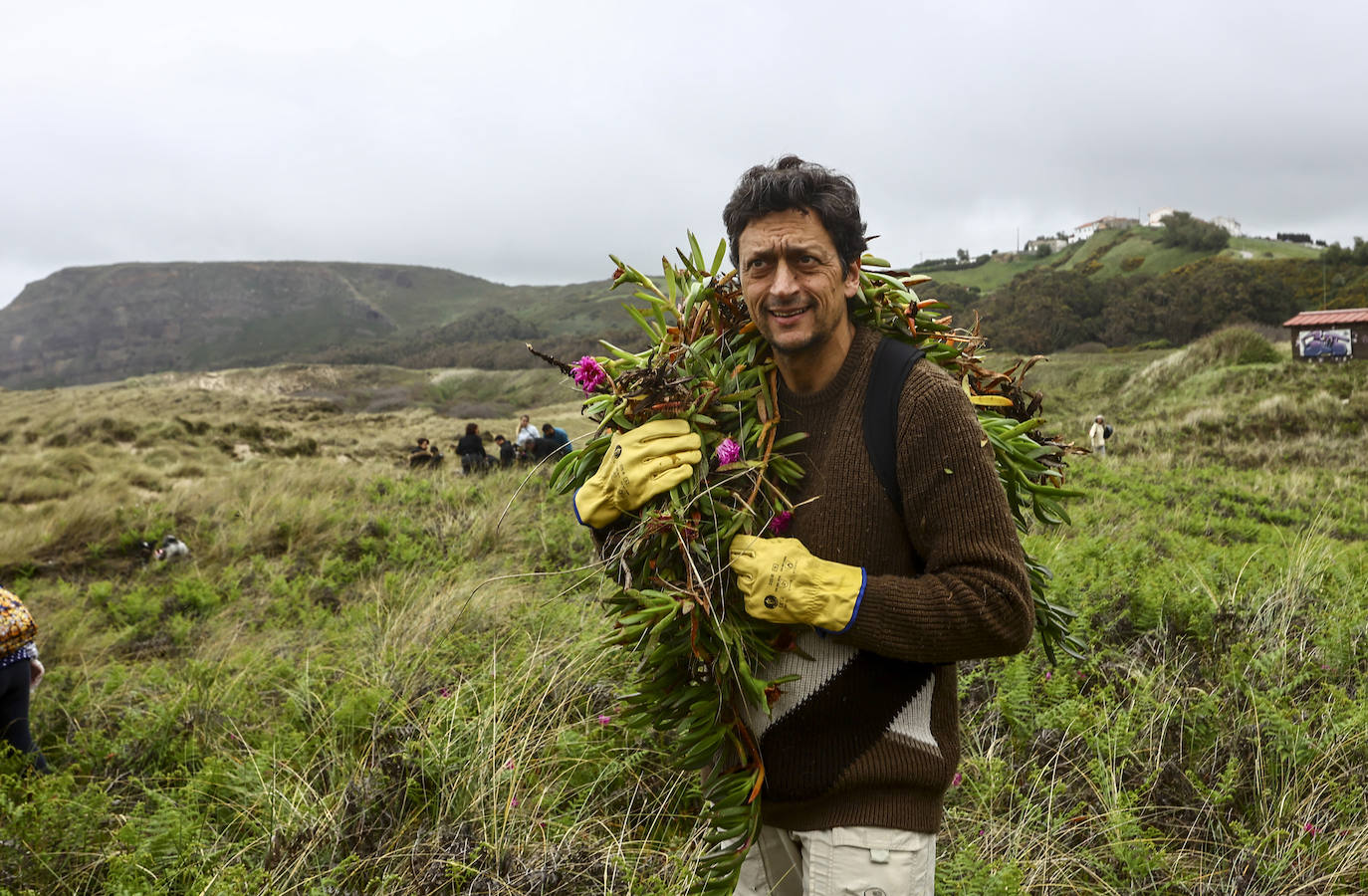 Limpieza masiva de la playa de Xagó