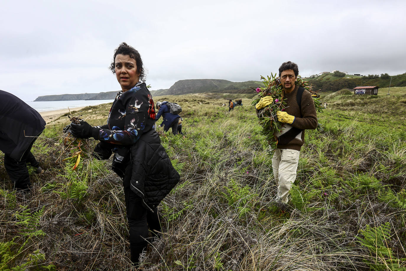 Limpieza masiva de la playa de Xagó