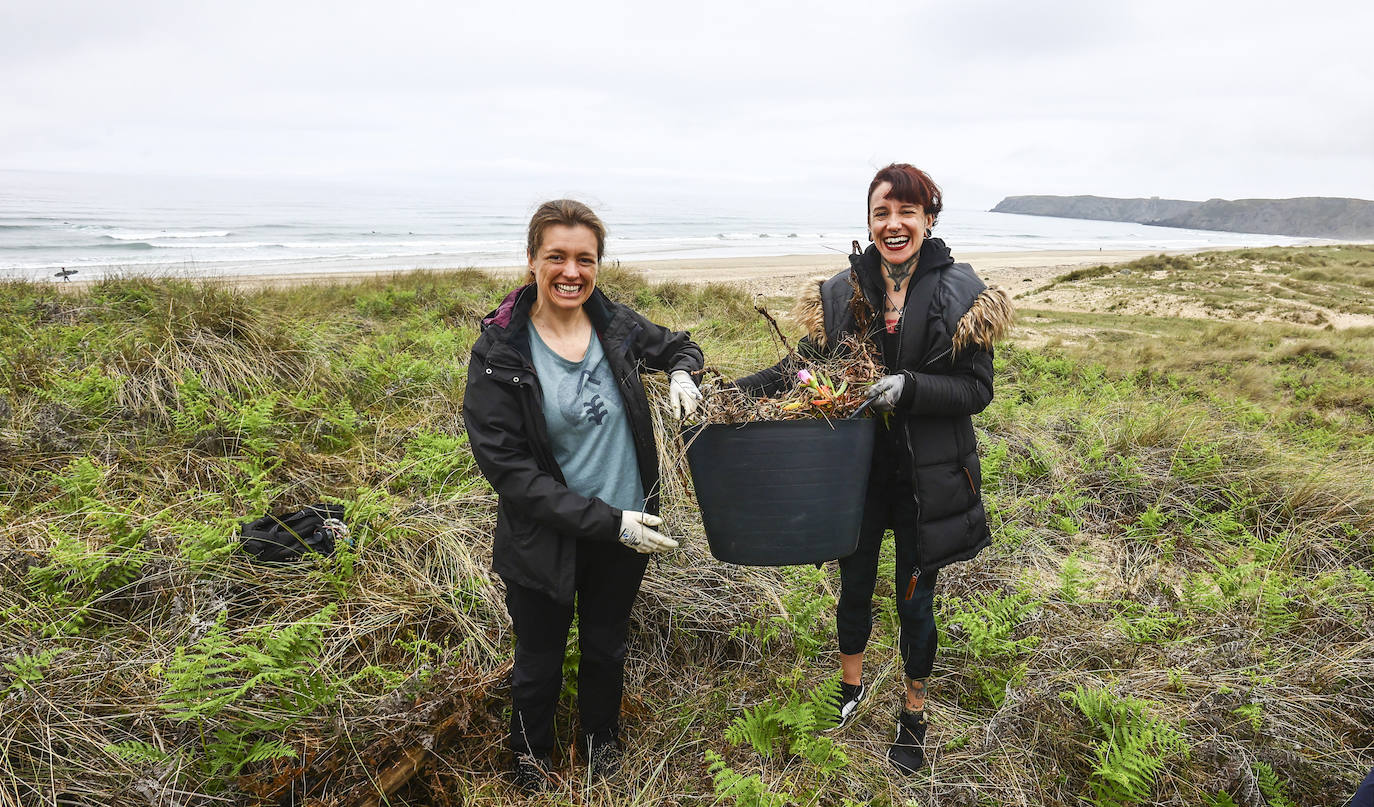 Limpieza masiva de la playa de Xagó