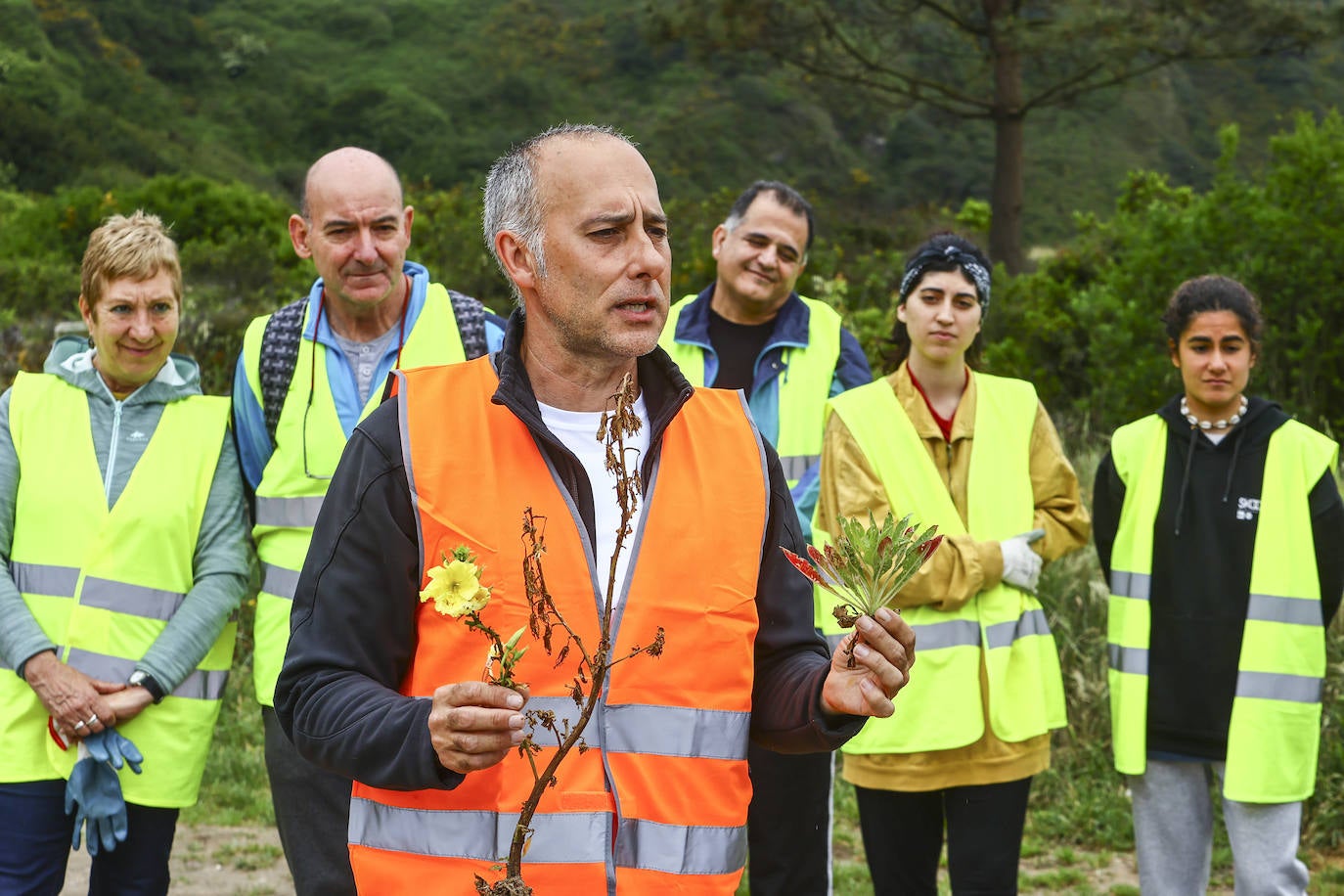 Limpieza masiva de la playa de Xagó