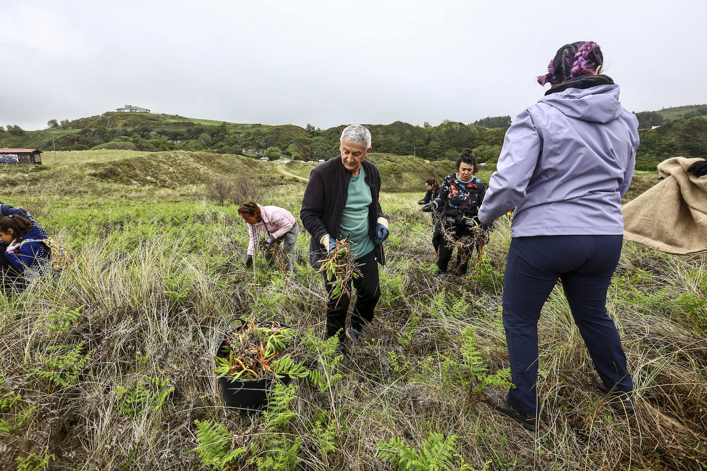 Limpieza masiva de la playa de Xagó