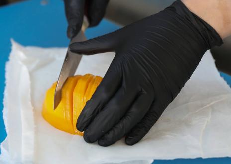 Imagen secundaria 1 - Tarta de mango. La base es una crema con la que la chef pone de manifiesto su base de cocina francesa. Las flores las hace con dos tipos de mango, uno de ellos nipón, y decora con fresas y arándanos.