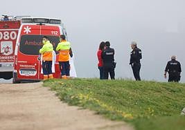 Equipo de sanitarios, bomberos y Policía Nacional en el Cerro de Santa Catalina.