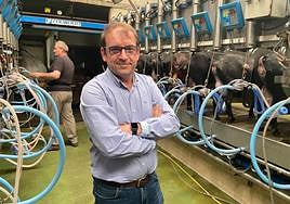 Juan Antonio Lázaro visitó esta semana la ganadería caprina Agüera de Corniella, en Tineo.