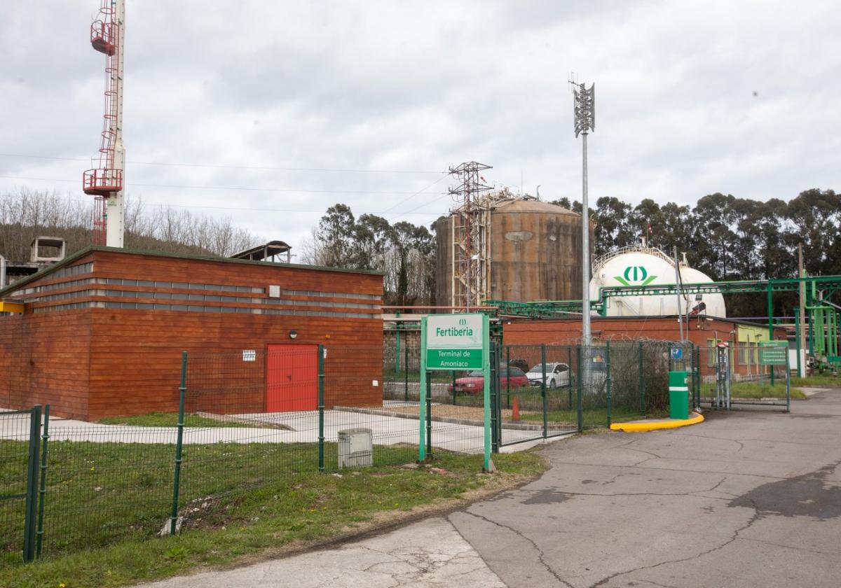 Depósitos de amoniaco de Fertiberia en Valliniello, zona en la que la compañía pretende construir una nueva planta para producir este componente químico con carácter verde.