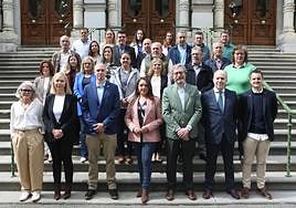 En primera fila y de izquierda a derecha, en la primera fila, Sharon Calderón, Sara Álvarez Rouco, el cabeza de lista por el oriente, Juan José Merino Rodríguez; la candidata a la Presidencia, Carolina López; JavierJové (número 2), Gonzalo Centeno y Josué Velasco.