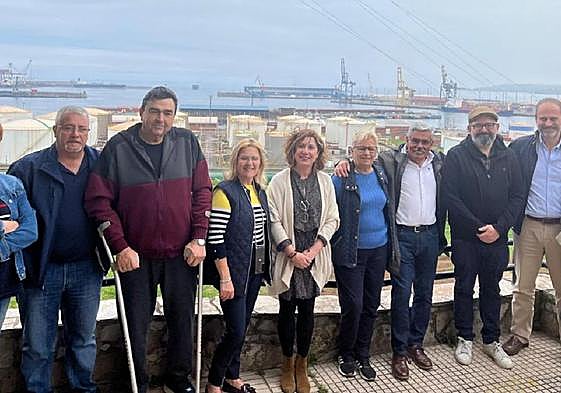 Floro, con miembros de su candidatura, en el encuentro que mantuvieron con vecinos de la zona Oeste.