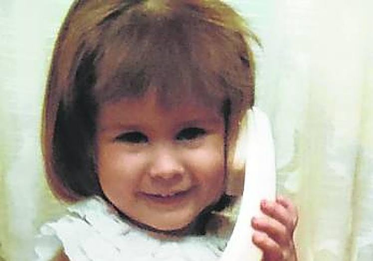 Infancia. Sujetando un teléfono de los de antes.Juventud.