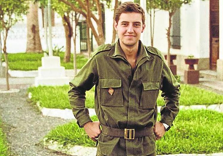 JUVENTUD. El servicio militar le tocó hacerlo en Melilla, como refleja esta imagen, vestido de soldado raso.