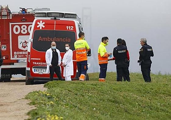 Bomberos, policías y sanitarios en el cerro de Santa Catalina, tras el hallazgo del cuerpo.
