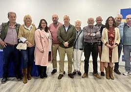 Cofiño, cuarto por la izquierda, flanqueado por Susana Fernández y José Alonso.