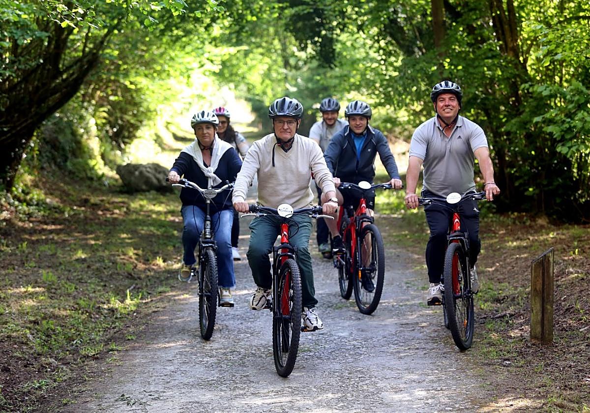 Diego Canga, junto a candidatos de Proaza y Santo Adriano, en bicicleta por la Senda del Oso.