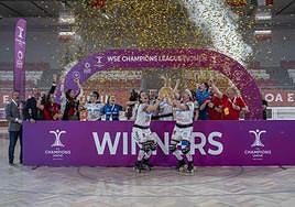 Las jugadoras del Telecable celebran con los aficionados que se desplazaron a Lisboa la consecución de la Copa de Europa, con el trofeo en el centro de la imagen.