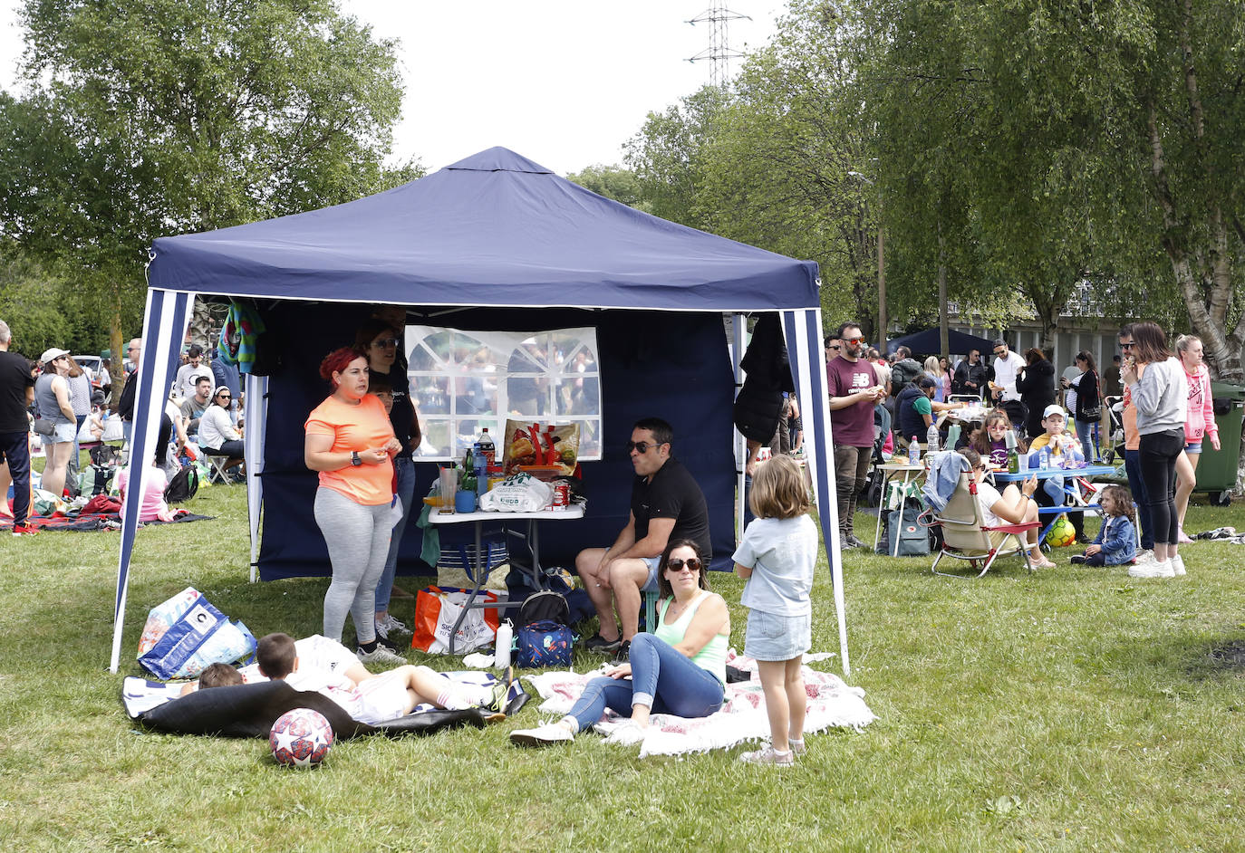 Ganas de fiesta en el pantano de Trasona