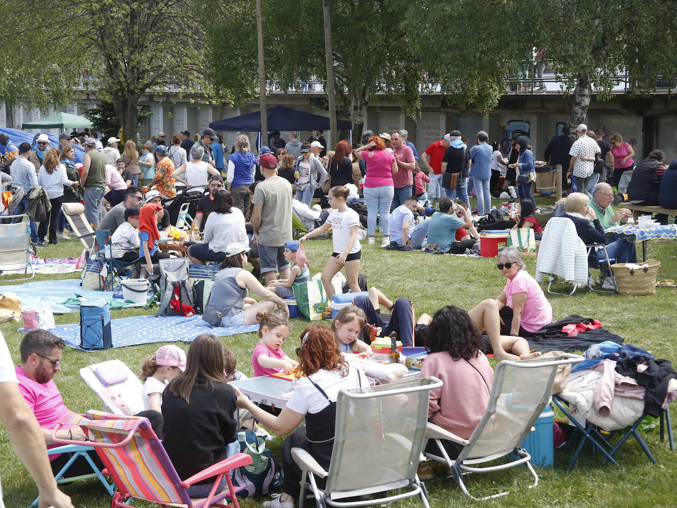 Ganas de fiesta en el pantano de Trasona