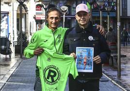 Roberto González, junto a Nicolás de las Heras, en la presentación en Grado el reto por el que el atleta correra el Camino de Santiago en 60 horas para recaudar fondos contra el cáncer.