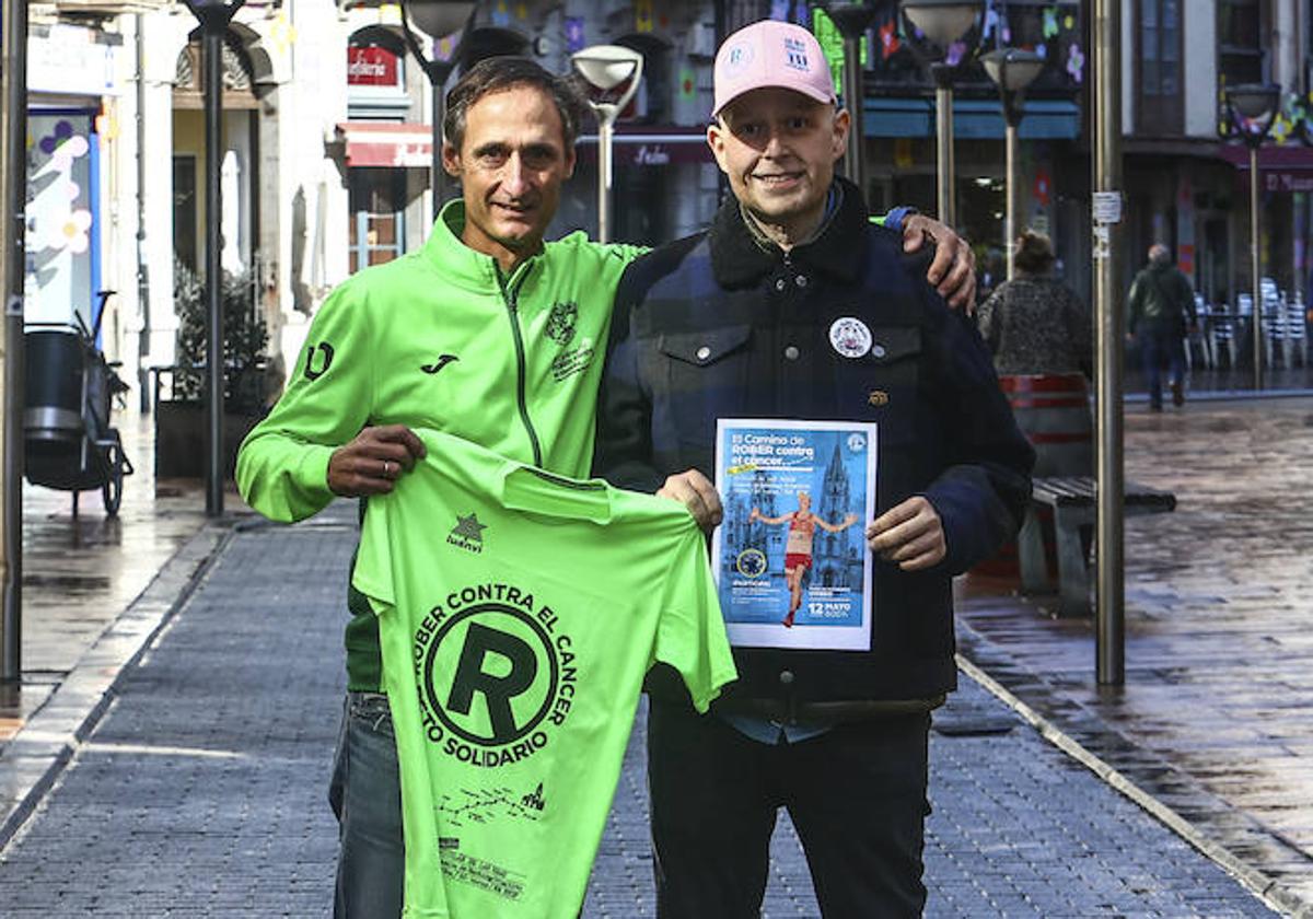 Roberto González, junto a Nicolás de las Heras, en la presentación en Grado el reto por el que el atleta correra el Camino de Santiago en 60 horas para recaudar fondos contra el cáncer.