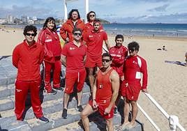 Por la izquierda (hacia atrás), César Morán, Elisabeth Huerta, Flor Palacio, Carolina Méndez, Basilio Martínez, Carlos Rubio, Ángel Ferrera, Rubén Álvarez y Borja Sánchez, en la escalera 12 de la playa de San Lorenzo. En El Arbeyal iniciaron ayer la temporada de baños los socorristas Patricia Bueno y José Alonso.