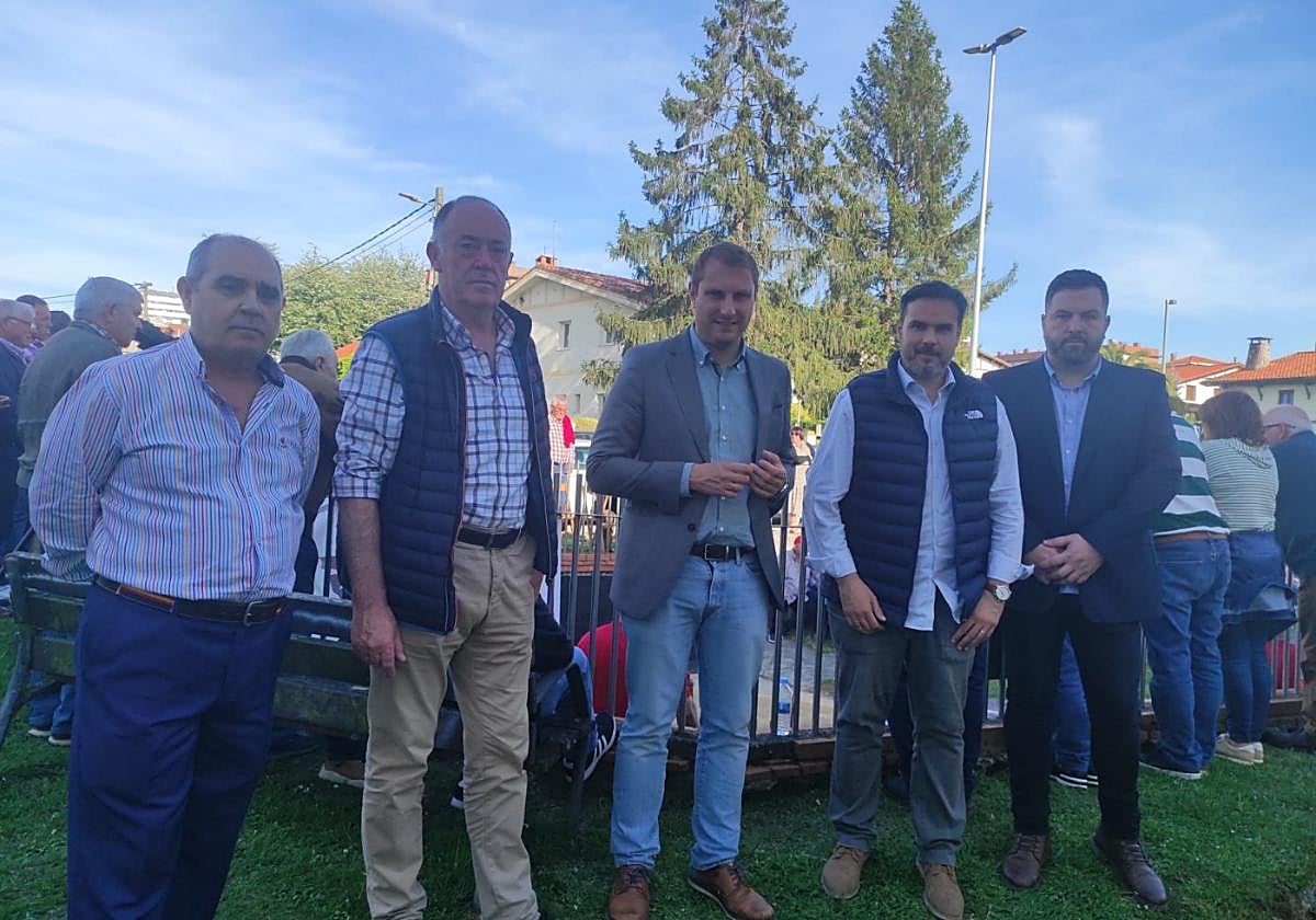 Adrián Pumares, ayer, con dirigentes de Foro en el concejo de Siero.