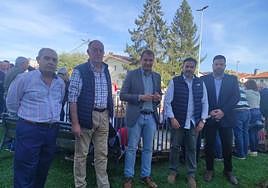 Adrián Pumares, ayer, con dirigentes de Foro en el concejo de Siero.